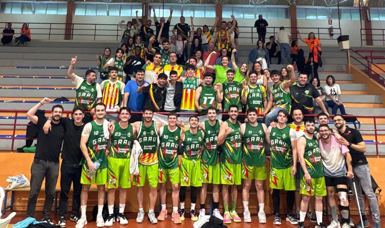 Equipo y afición del CE Grau Castelló celebrando juntos en la grada del pabellón