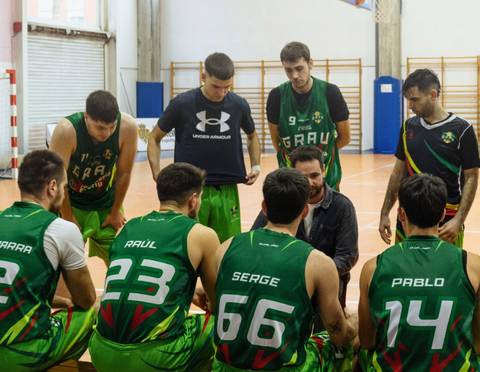 El entrenador dando instrucciones al equipo durante un tiempo muerto