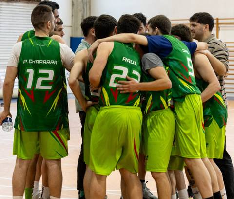 Jugadores del CE Grau abrazados en corrillo celebrando