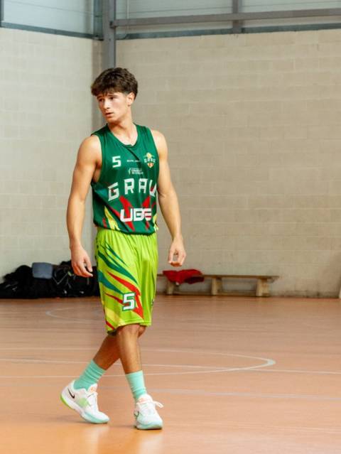 Jugador del CE Grau con la equipación verde y lima del club